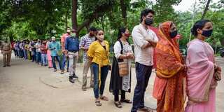 Crowds flee Dhaka before the beginning of a strict lockdown