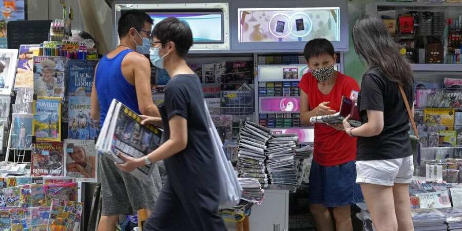 Hong Kongers snap up final edition of Apple Daily newspaper