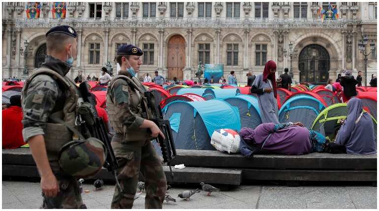 Police clear hundreds of migrants protesting in central Paris Police clear hundreds of migrants protesting in central Paris