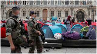 Police clear hundreds of migrants protesting in central Paris