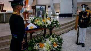 Filipinos bid farewell to former president Benigno Aquino