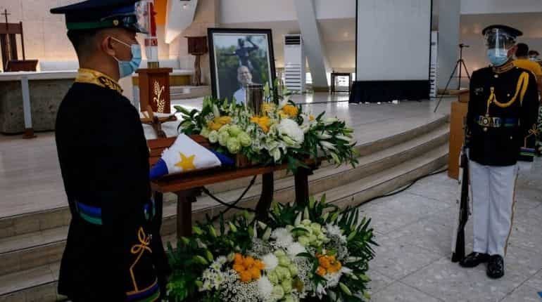 Filipinos bid farewell to former president Benigno Aquino