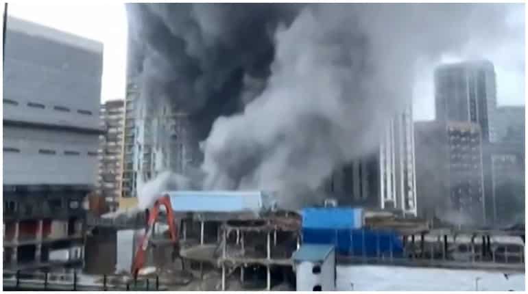 Fire in south London sends plumes of smoke across capital