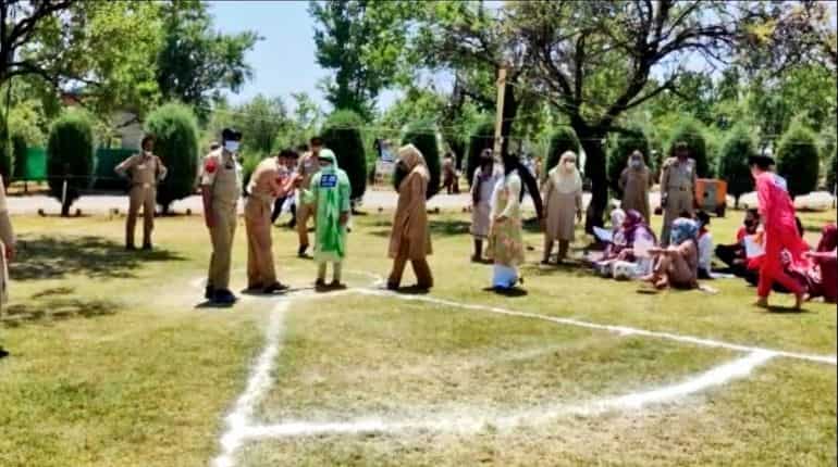 J&K police hold recruitment rally for women in Kashmir to fill 1,300 posts J&K police hold recruitment rally for women in Kashmir to fill 1,300 posts