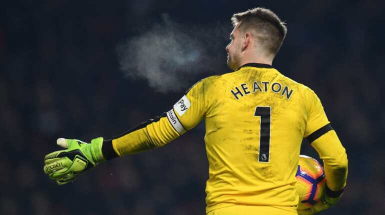 Football: Manchester United re-sign an academy goalkeeper Tom Heaton