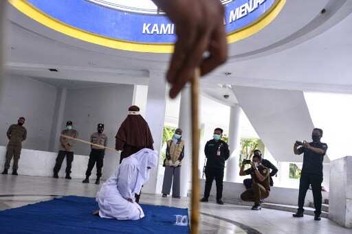Sharia police punishes
