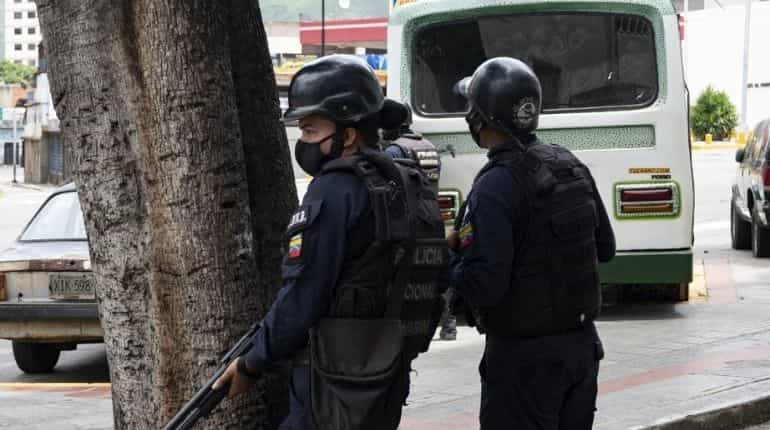 Gunfights between gangs and police close major roads in Caracas