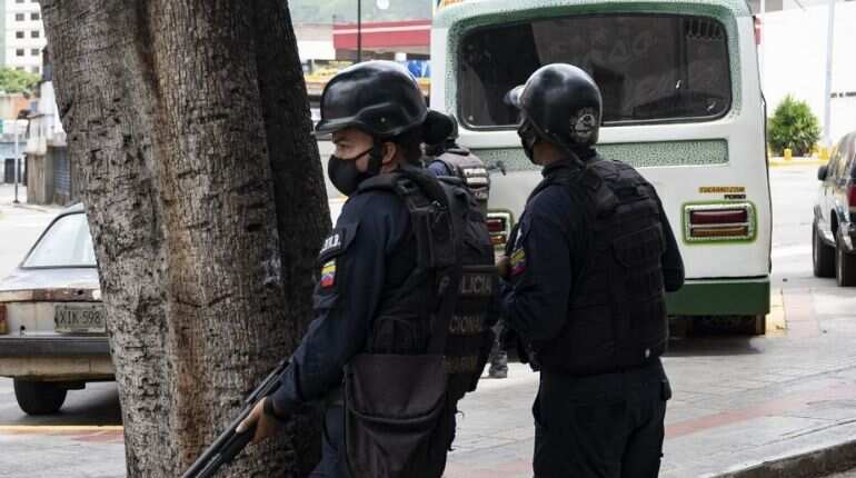 Gunfights between gangs and police close major roads in Caracas