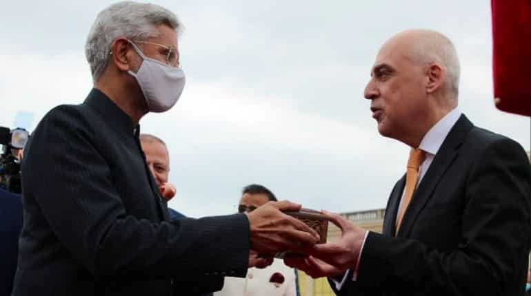 India hands holy relic of St. Queen Ketevan to Georgia