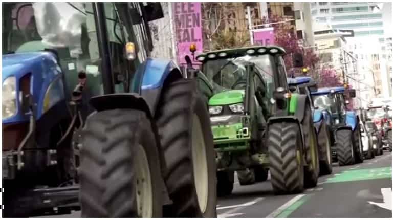 New Zealand farmers protest in tractors, oppose government regulations