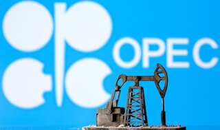 Oil climbs 4% despite rise in US inventories