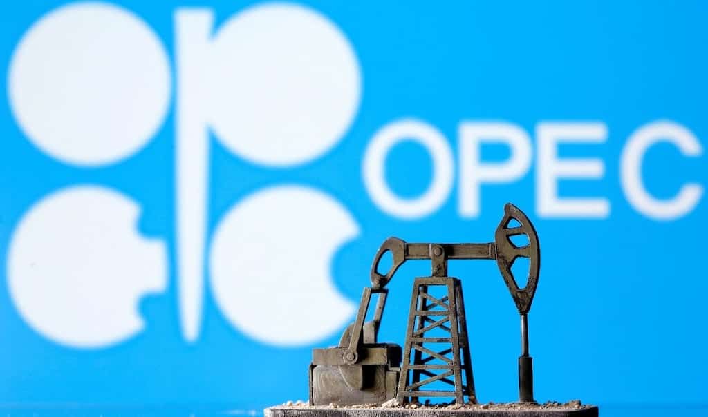 Oil climbs 4% despite rise in US inventories