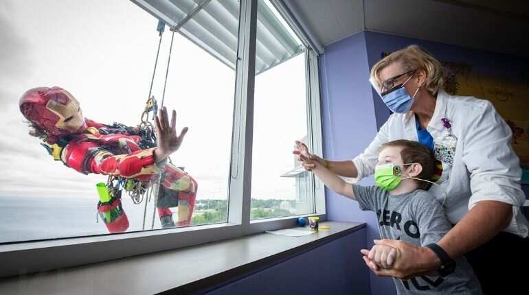 To cheer up children, window cleaners become ‘superheroes’ in Canada