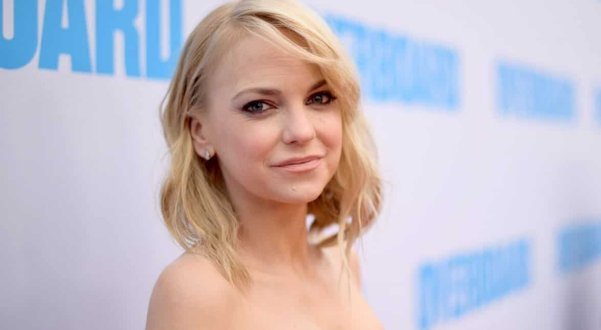 Anna Faris reveals she is married after eloping with Michael Barrett Anna Faris reveals she is married after eloping with Michael Barrett
