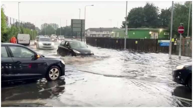 Thunderstorms flood London streets, Tube stations and hospitals hit Thunderstorms flood London streets, Tube stations and hospitals hit