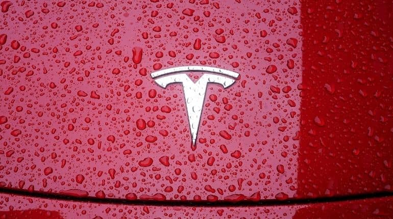 Tesla vehicle mistakes the Moon for a yellow traffic light. What went wrong? Tesla vehicle mistakes the Moon for a yellow traffic light. What went wrong?