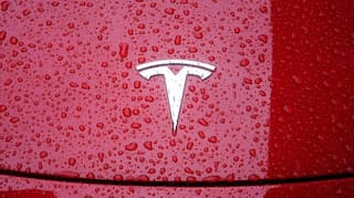 Tesla vehicle mistakes the Moon for a yellow traffic light. What went wrong?