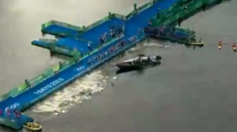 Watch: Boat halts way while swimmers start men’s Olympic triathlon race in Tokyo 2020 Watch: Boat halts way while swimmers start men’s Olympic triathlon race in Tokyo 2020