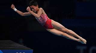 14-year-old Chinese Olympic athlete mobbed by tourists