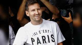 Football: Lionel Messi arrives in Paris to complete Paris Saint-Germain move - watch
