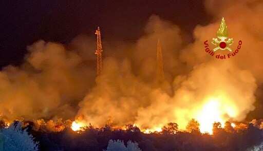 Italy firefighters battle 500 blazes after record heat Italy firefighters battle 500 blazes after record heat