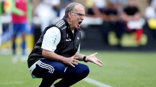 Football - Contract situation 'resolved', says Leeds boss Bielsa