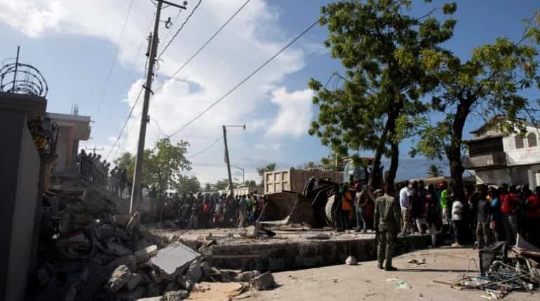Storm brings floods as Haitians seek help at overloaded hospitals after quake Storm brings floods as Haitians seek help at overloaded hospitals after quake