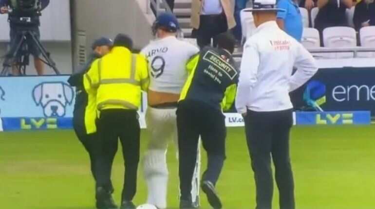 Netizens can't keep calm as Team India fan 'Jarvo 69' breaches security and invades pitch, Again! Netizens can't keep calm as Team India fan 'Jarvo 69' breaches security and invades pitch, Again!