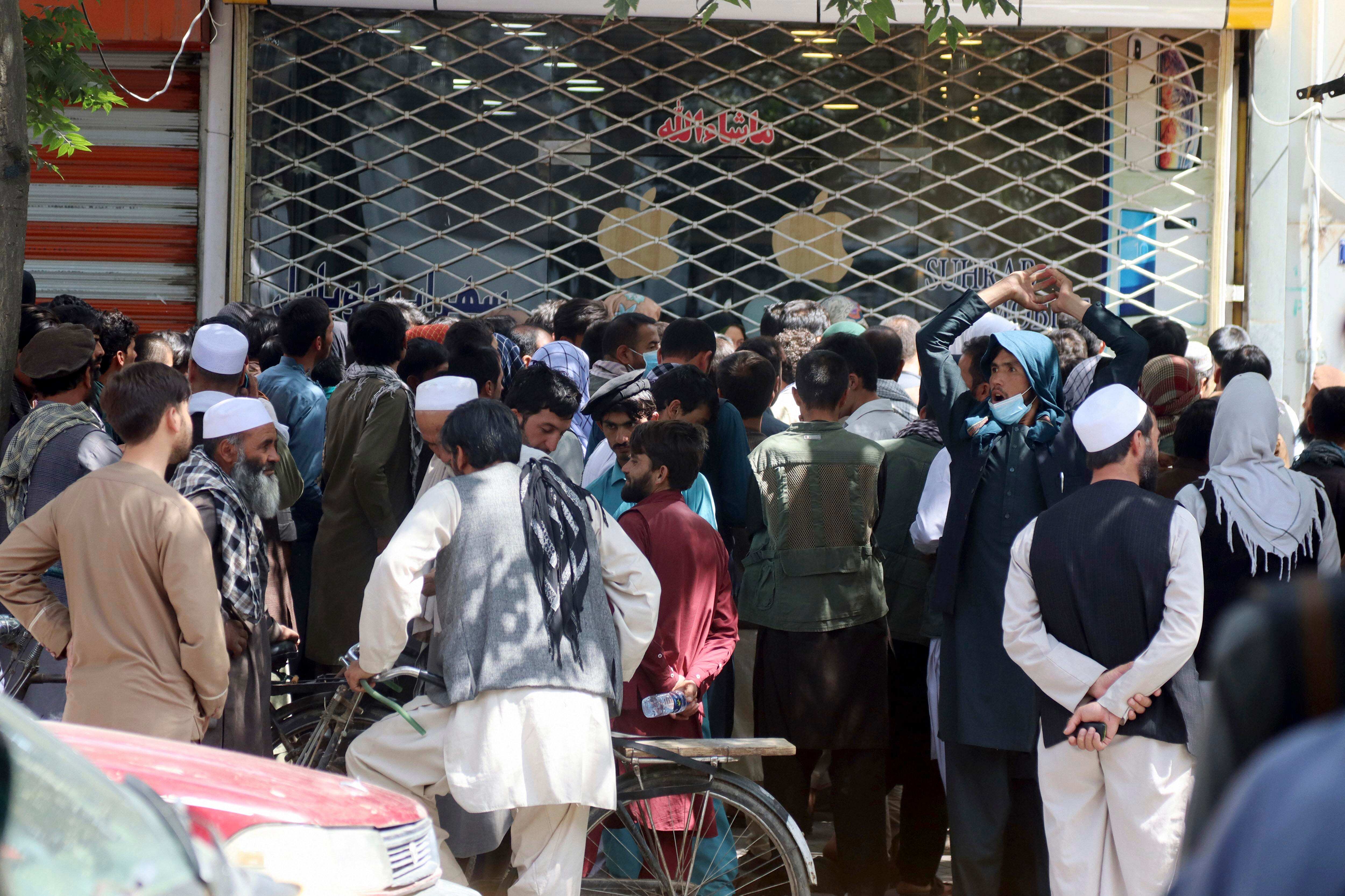 Afghans struggle to withdraw cash