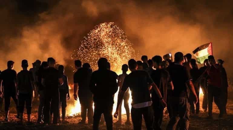 Gaza protesters clash with Israeli troops near the border