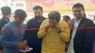 Watch: Pakistan minister's ribbon-cutting style leaves netizens in splits 