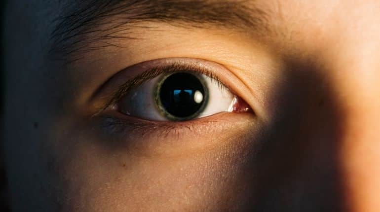 Science says it's impossible: A man who can change his pupils size voluntarily
