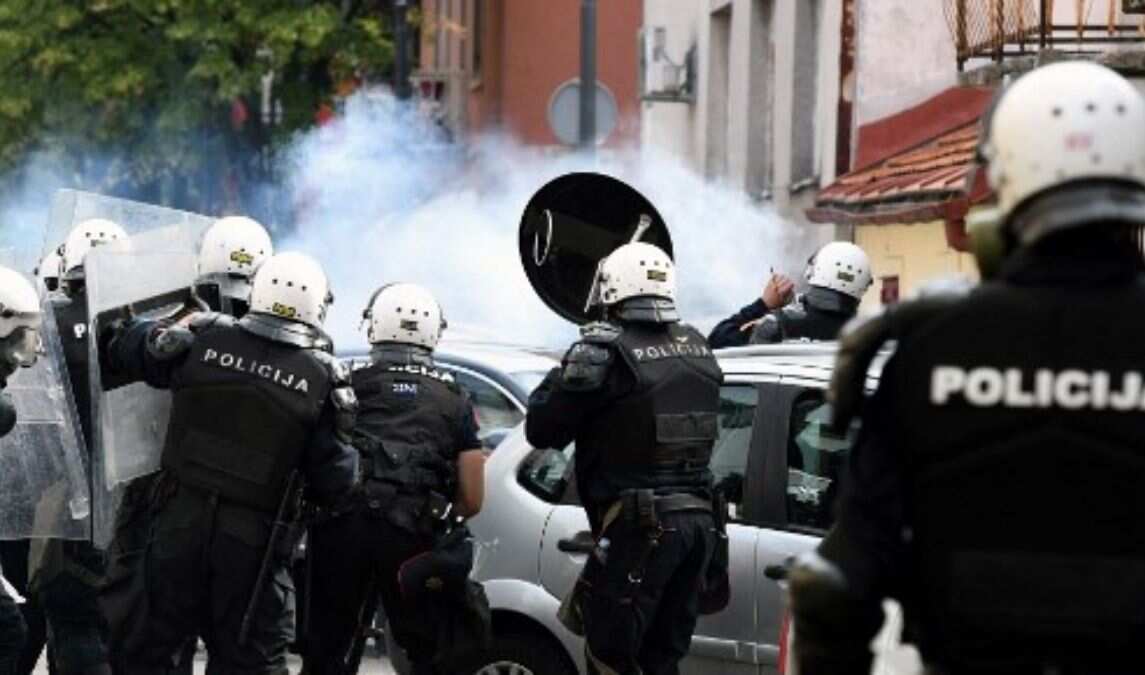 20 officers hurt