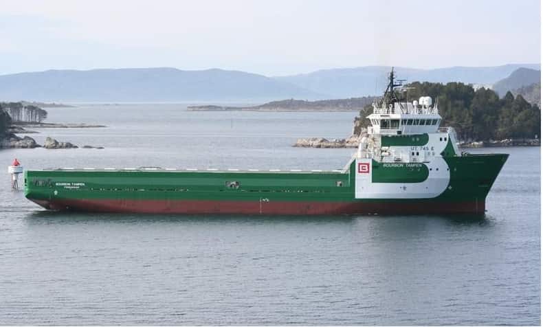 Pirates attack Indian merchant ship off African coast, 2 injured, 1 kidnapped