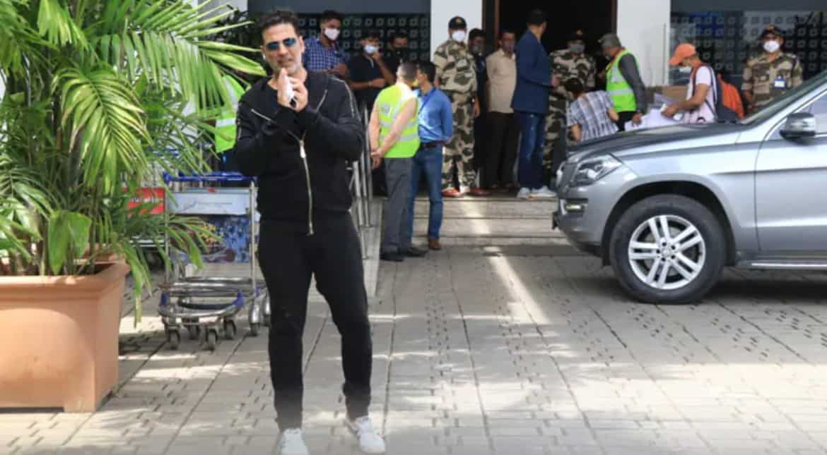 Akshay Kumar, family fly back to London after his mother's death Akshay Kumar, family fly back to London after his mother's death