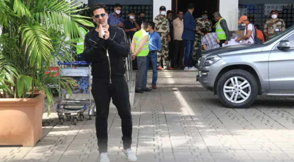 Akshay Kumar, family fly back to London after his mother's death