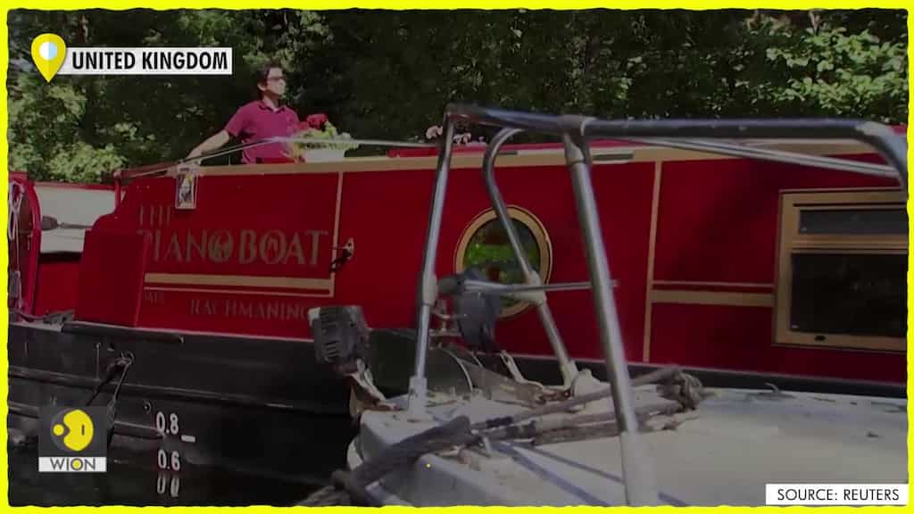 Floating piano venue entertains on London waterways