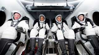 SpaceX tourists talk to Tom Cruise from orbit