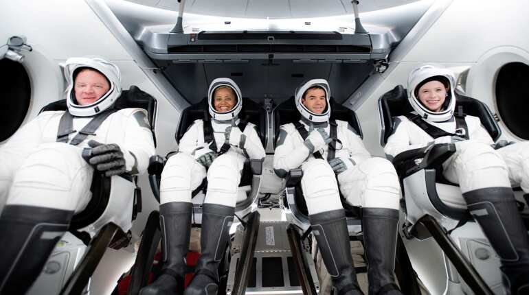 SpaceX tourists talk to Tom Cruise from orbit