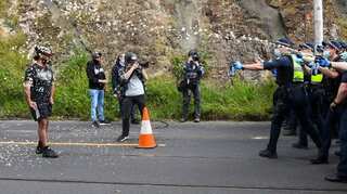 Australia: Violent clash breaks out between police and anti-lockdown protestors