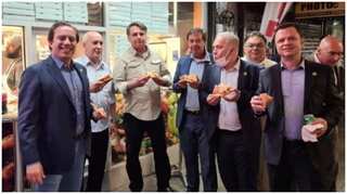 Unvaccinated Bolsonaro forced to eat on sidewalk as New York eateries deny entry