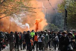 Police, anti-vaccine protesters clash in Melbourne