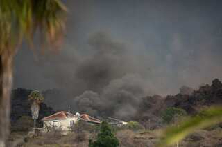 La Palma eruptions continue as lava approaches the sea