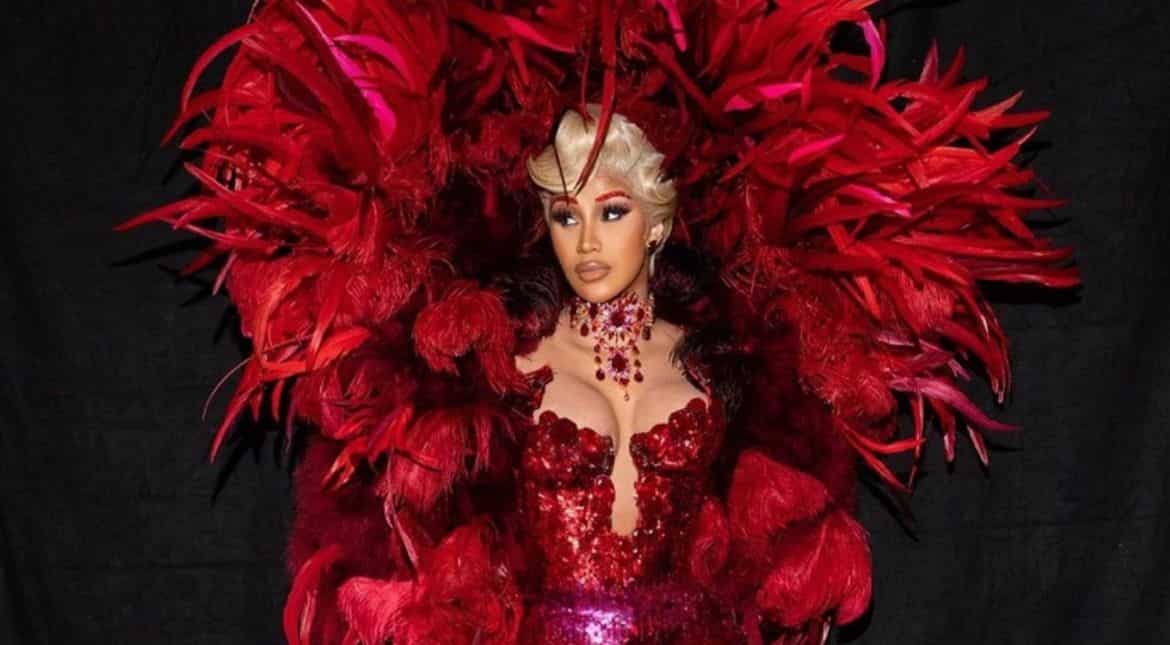 Cardi B stuns as a feather queen in Thierry Mugler for Paris Fashion Week Cardi B stuns as a feather queen in Thierry Mugler for Paris Fashion Week