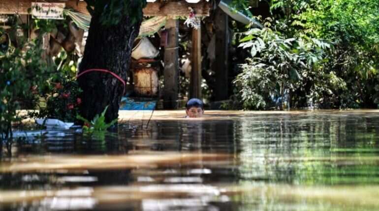 Bangkok on alert as 70,000 homes flooded in Thailand Bangkok on alert as 70,000 homes flooded in Thailand