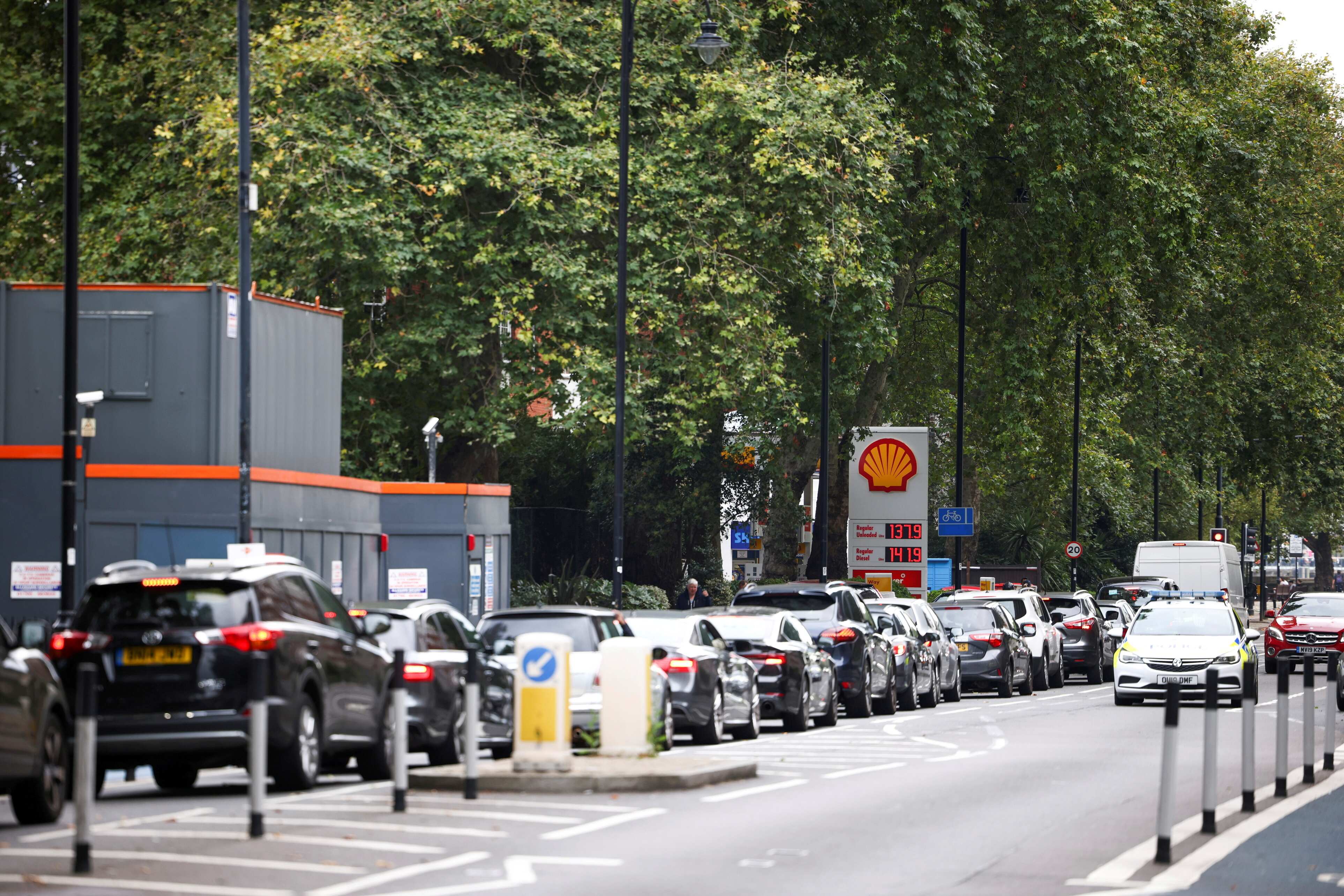 British army to start driving tankers, fuel queues persist British army to start driving tankers, fuel queues persist
