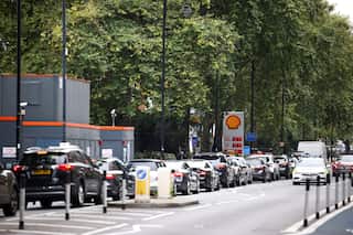 British army to start driving tankers, fuel queues persist