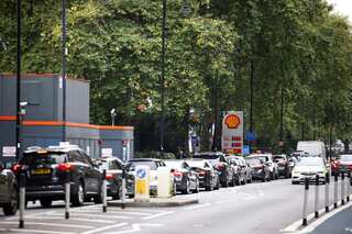 British army to start driving tankers, fuel queues persist