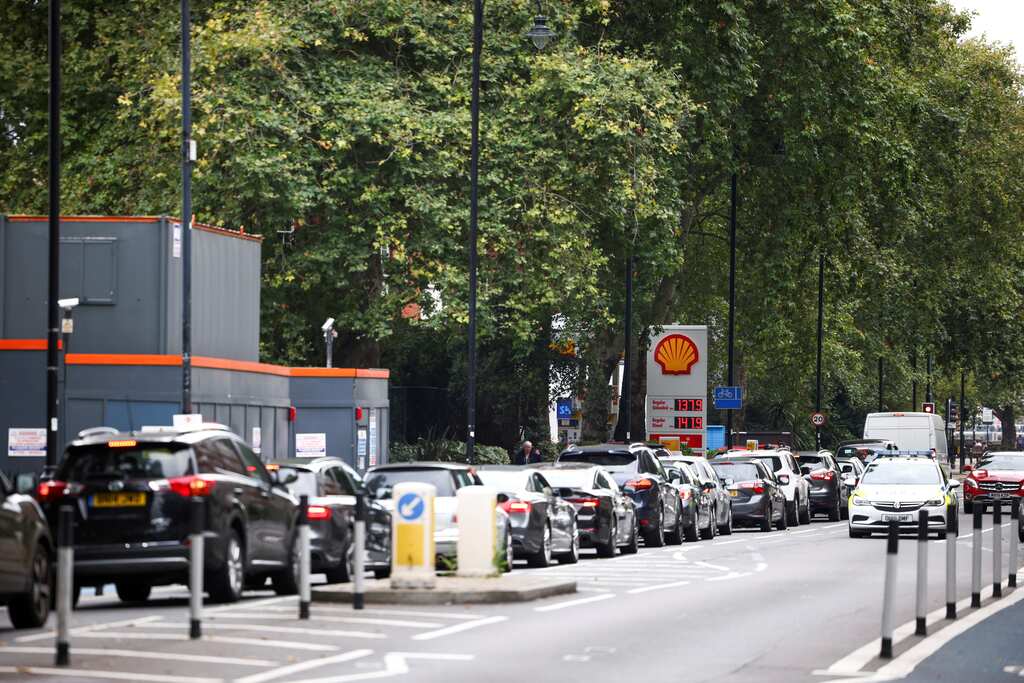 British army to start driving tankers, fuel queues persist