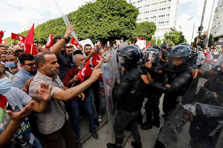 Thousands protest against Tunisia leader with government awaited Thousands protest against Tunisia leader with government awaited
